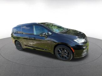 Used 2025 Chrysler Pacifica Limited FWD video 2