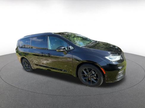 Used 2025 Chrysler Pacifica Limited FWD image 2