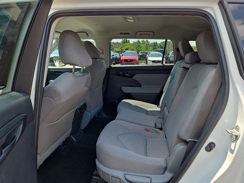 Used 2020 Toyota Highlander L AWD/4WD image 10