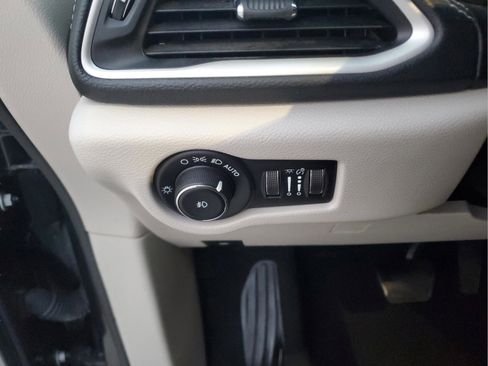 Used 2022 Chrysler Pacifica Touring-L FWD image 29