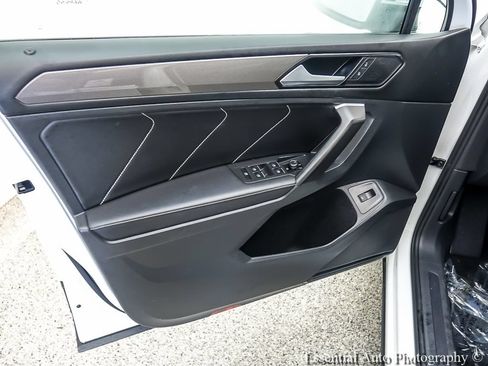 Used 2022 Volkswagen Tiguan SE AWD/4WD image 19