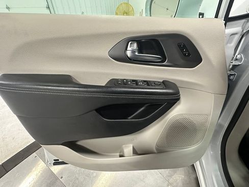 Used 2022 Chrysler Pacifica Touring-L FWD image 25