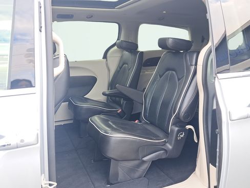 Used 2023 Chrysler Pacifica Limited FWD image 11
