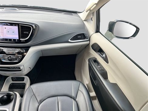 Used 2024 Chrysler Pacifica Select image 24