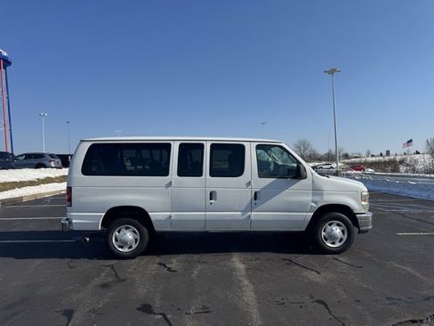 Used 2011 Ford E-350 and Econoline 350 XLT image 2