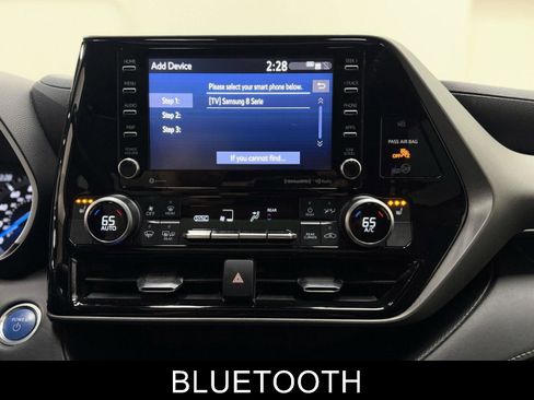 Used 2020 Toyota Highlander XLE image 29