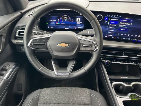 Used 2025 Chevrolet Traverse LT image 14