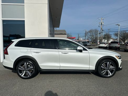 Used 2023 Volvo V60 B5 Cross Country Plus w/ Climate Package image 7