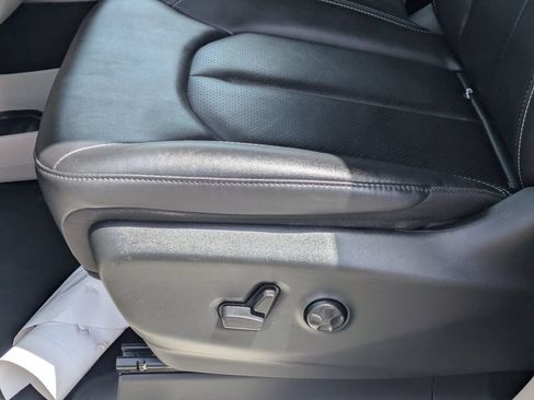 Used 2024 Chrysler Pacifica Touring-L FWD image 24