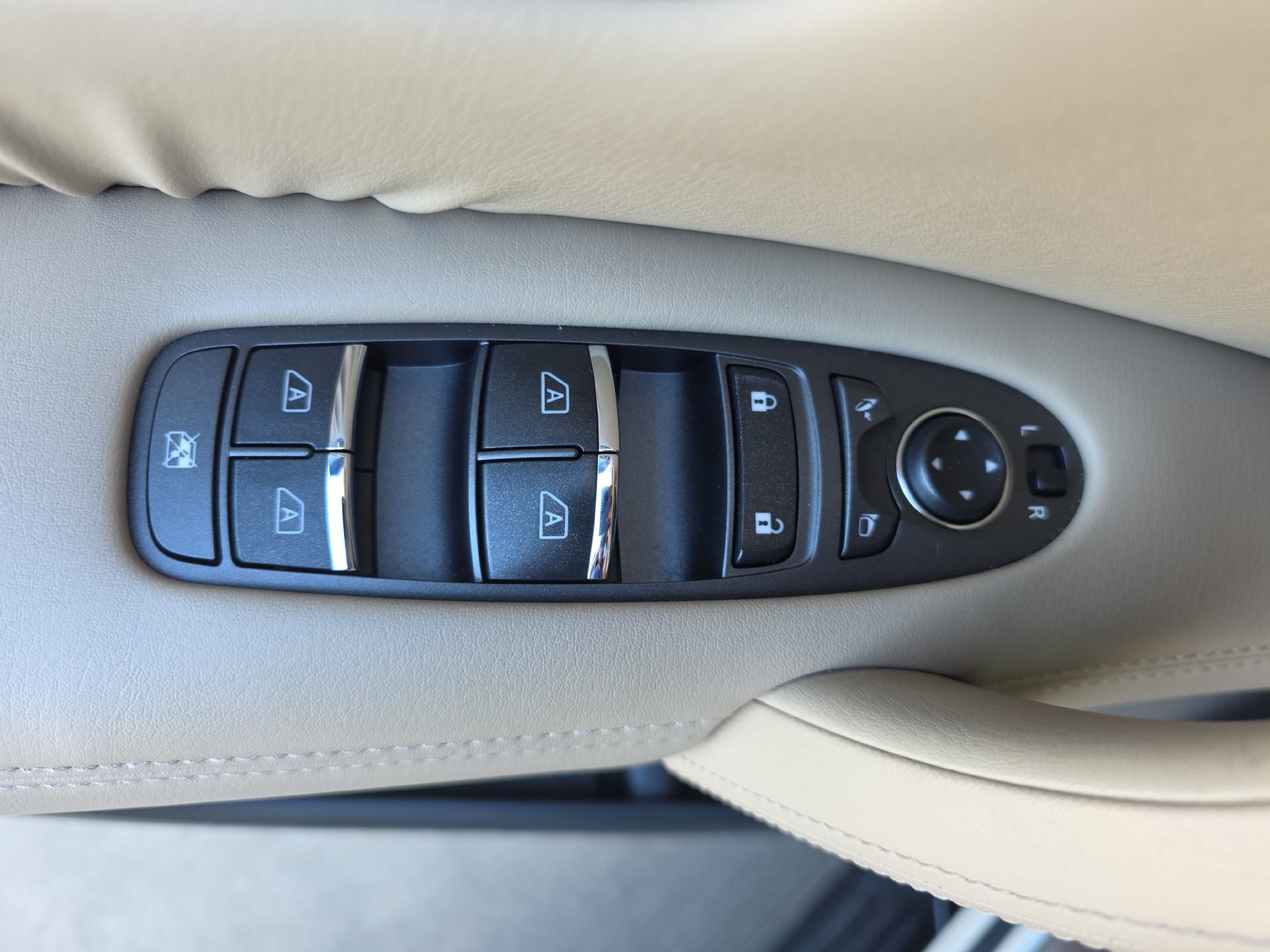 Used 2017 Nissan Armada Platinum w/ Interior Lighting Package AWD/4WD image 26