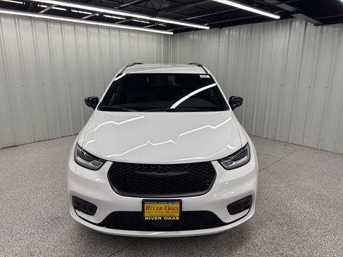 New 2026 Chrysler Pacifica Select image 2