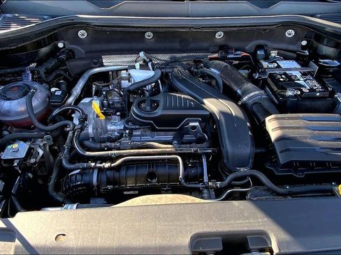 Certified 2025 Volkswagen Taos SE image 10