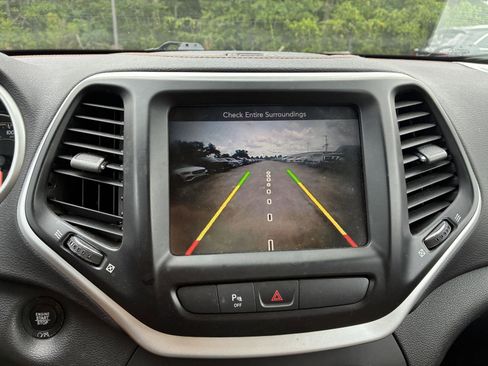 Used 2017 Jeep Cherokee Limited w/ Luxury Group FWD image 11