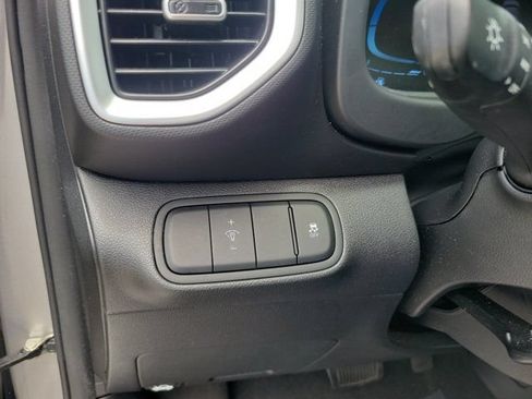 Certified 2023 Hyundai Venue SEL FWD image 18
