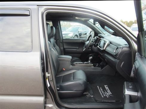 Used 2020 Toyota Tacoma Limited image 11