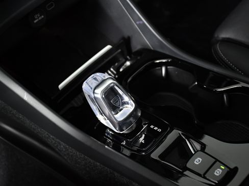 Used 2025 Volvo XC40 B5 Plus image 16