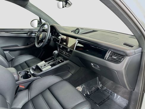 Certified 2026 Porsche Macan Turbo AWD/4WD image 32