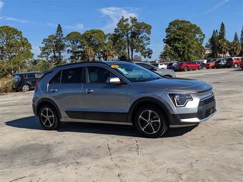 Certified 2025 Kia Niro EX image 2