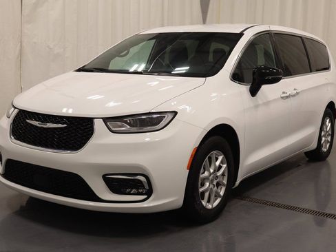 Used 2025 Chrysler Pacifica Select image 6