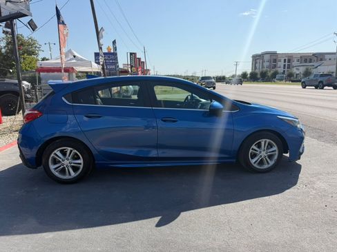 Used 2017 Chevrolet Cruze LT w/ Convenience Package FWD image 4