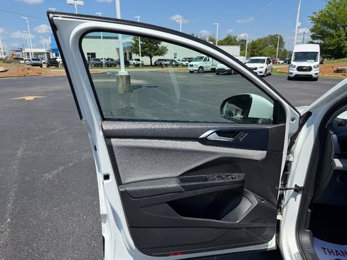 Used 2022 Volkswagen Taos SE FWD image 26