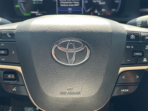 Used 2023 Toyota Crown Limited image 34