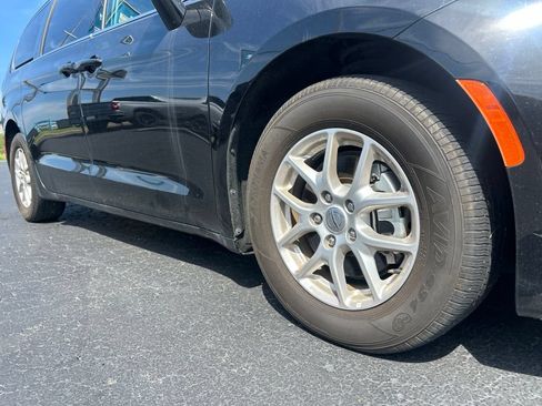 Used 2025 Chrysler Pacifica Select FWD image 10
