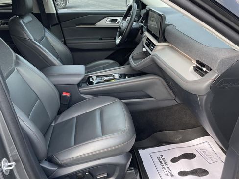 Used 2025 Ford Explorer Active w/ Active Comfort Package AWD/4WD image 13