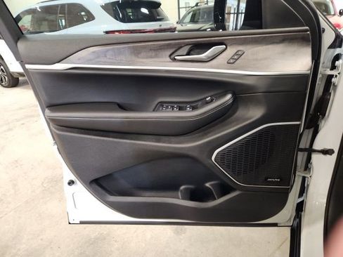 Used 2022 Jeep Grand Cherokee Limited AWD/4WD image 21