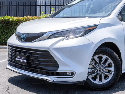 Used 2022 Toyota Sienna XLE w/ XLE Plus Package FWD image 17