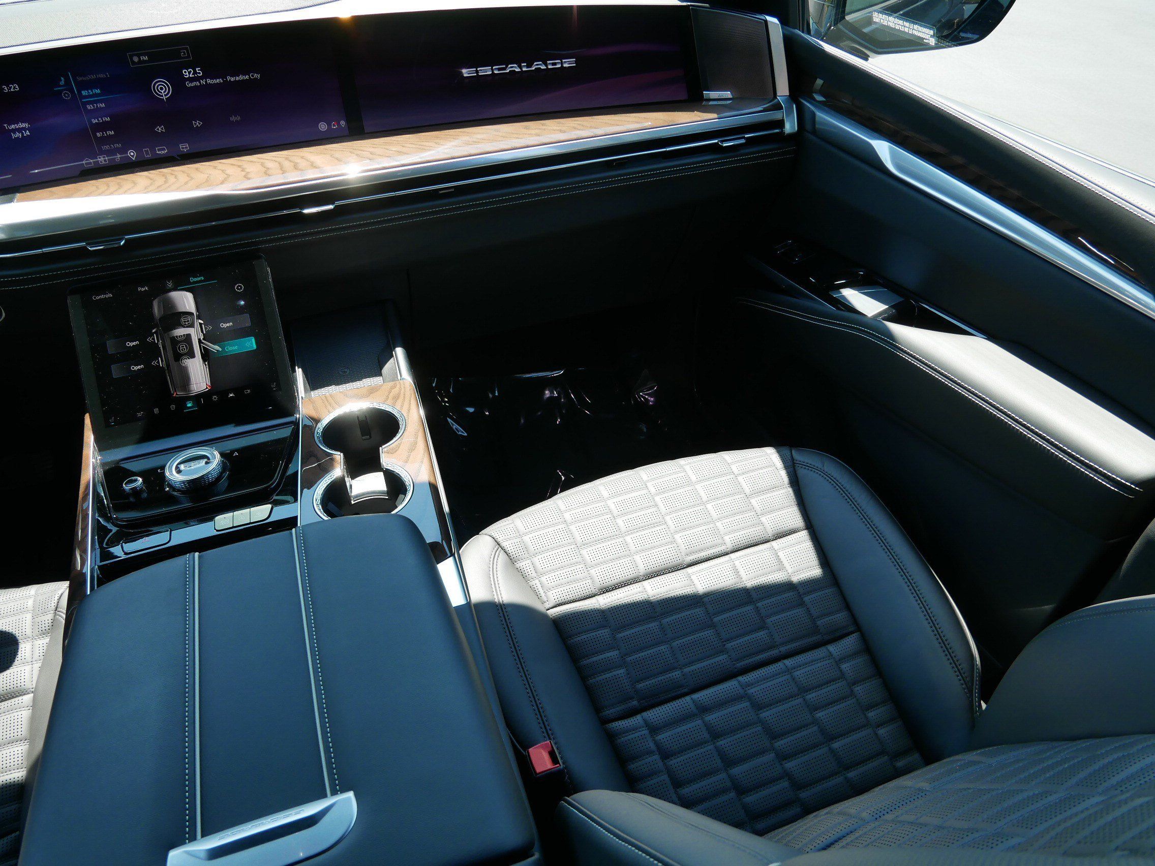 Certified 2025 Cadillac Escalade Sport Platinum w/ LPO, ONYX Package AWD/4WD image 9