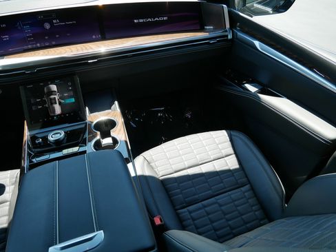 Certified 2025 Cadillac Escalade Sport Platinum w/ LPO, ONYX Package AWD/4WD image 9
