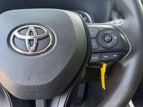 Used 2020 Toyota RAV4 LE w/ Carpet Mat Package AWD/4WD image 17