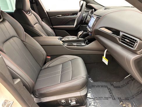 Used 2024 Maserati Levante GT Ultima image 30