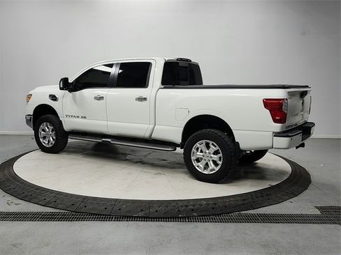 Used 2019 Nissan Titan SV w/ SV Convenience Package image 5