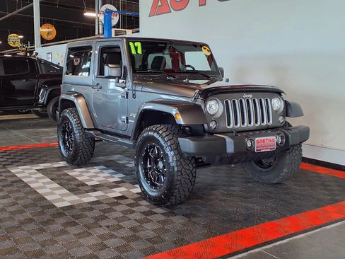 Used 2017 Jeep Wrangler Sahara w/ Connectivity Group AWD/4WD image 2
