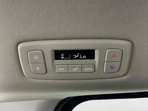 Used 2025 Kia Carnival FWD image 28