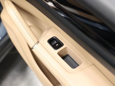 Used 2019 Porsche Cayenne E-Hybrid Sport Utility 4D image 92