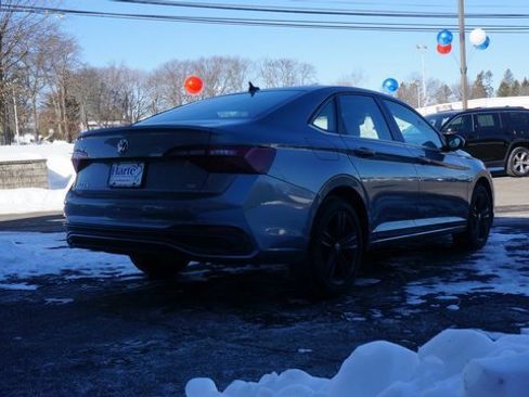 Certified 2023 Volkswagen Jetta SE w/ Panoramic Sunroof Package image 9