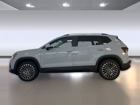 New 2026 Volkswagen Taos SE FWD image 2
