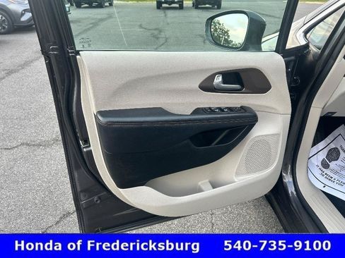 Used 2017 Chrysler Pacifica Touring-L Plus FWD image 10