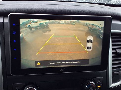 Used 2018 Nissan Titan SV w/ SV Convenience Package RWD image 4