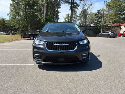 Used 2023 Chrysler Pacifica Touring-L FWD image 3