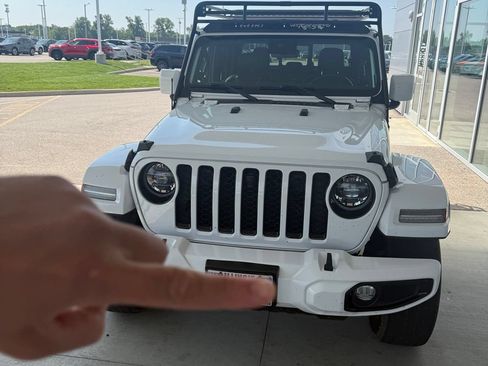 Used 2022 Jeep Gladiator Overland AWD/4WD image 1