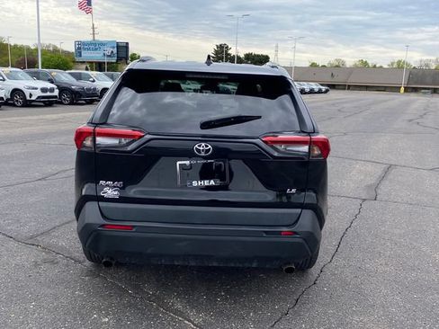 Used 2021 Toyota RAV4 LE FWD image 4