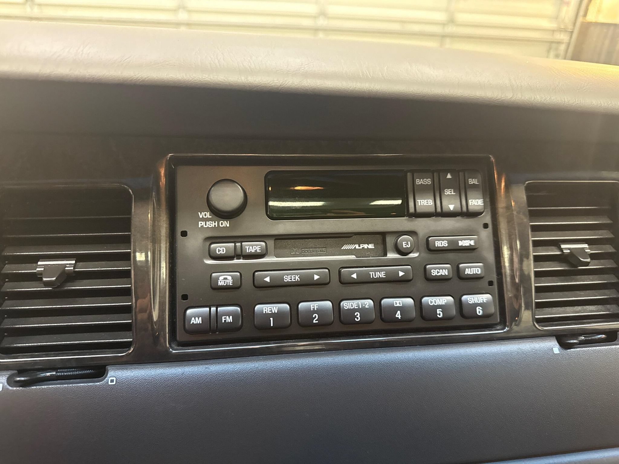 Used 2000 Lincoln Town Car Signature RWD image 17