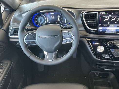 New 2027 Chrysler Pacifica Select FWD image 14