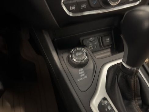 Used 2018 Jeep Cherokee Limited w/ Luxury Group AWD/4WD image 23