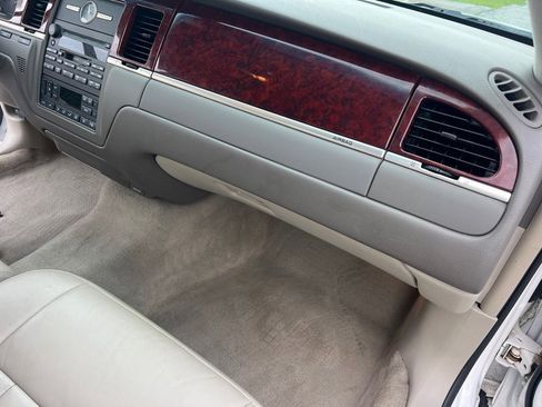 Used 2003 Lincoln Town Car Signature RWD image 26