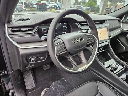 New 2026 Jeep Grand Cherokee Limited w/ Luxury Tech Group II AWD/4WD image 21